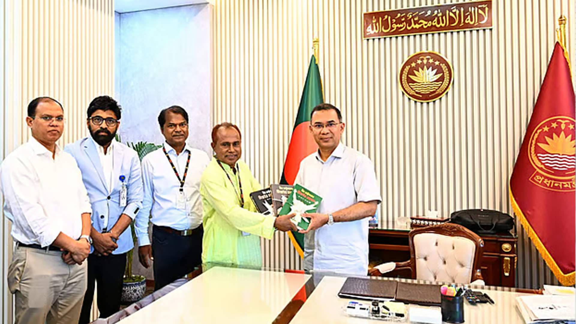 ‘বীর রাষ্ট্রনায়ক জিয়াউর রহমান’ গ্রন্থের মোড়ক উন্মোচন করলেন প্রধানমন্ত্রী